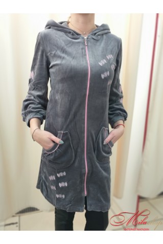 Очаровательный велюровый халатик с вышивкой